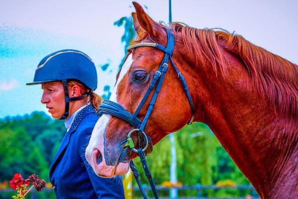 農場のカウガール熟女のスポーティなホットレッグス