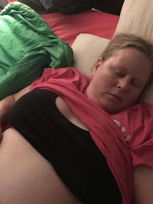 fille enceinte qui dort et qui allaite