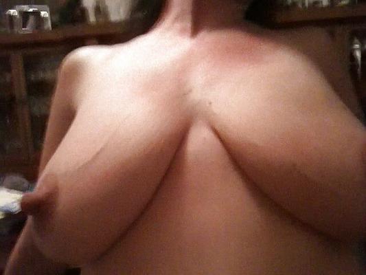 Gros seins naturels, gros mamelons, jeunes photos vidéo de MILF