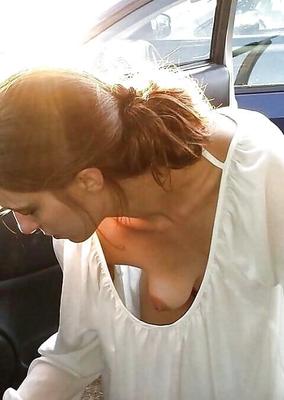 Upskirt turque et downblouse aux gros seins