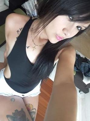 Colombiana flaca modelo tatuada