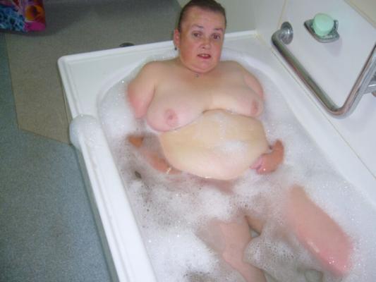 Samantha dans le bain