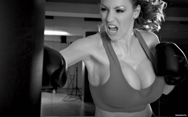 Jordan Carver – vollbusige MILF