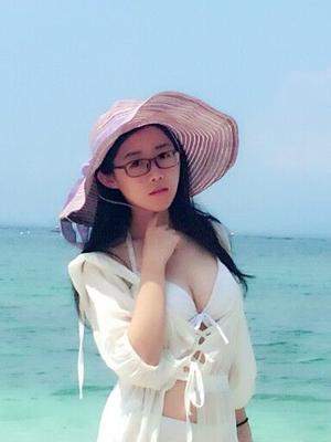 Taobao - Girl with glasses