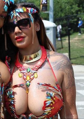 ENORMES TETAS DE CARNAVAL