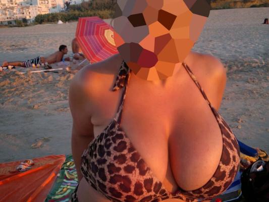 Esposa madura calentando machos en la playa