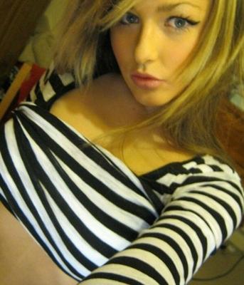 Belle teen blonde avec de beaux seins chauds