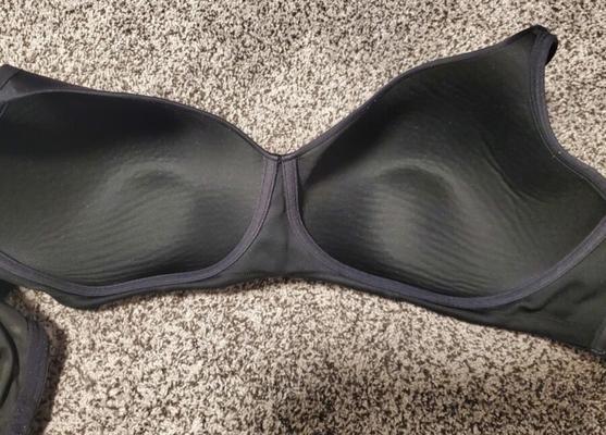 Le soutien-gorge en sueur aux gros seins de ma femme inconsciente.  