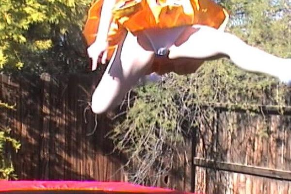 Devon and Friend – Cheerleader-Trampolin