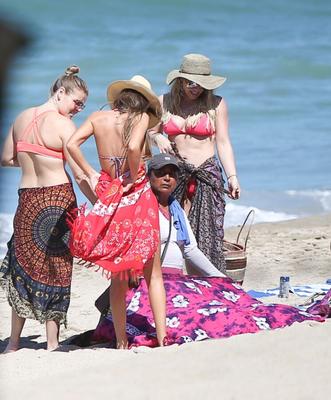 Hilary Duff - Celebridad sexy de Hollywood en bikini caliente en la playa de México