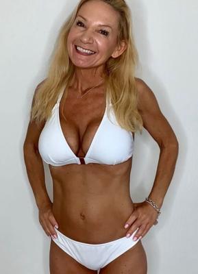 Elizabeth: MILF de un año en Bikinis, Gran Cuerpo, Tetonas