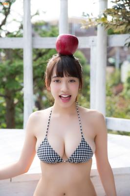 Sayaka Tomaru, idole sexy en bikini