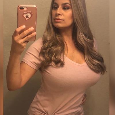 Mamá MILF de tetas naturales muy caliente