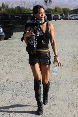 Brooke Burke em botas sexy