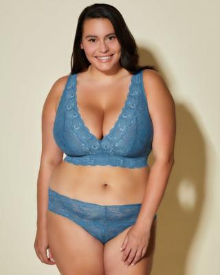 Modèle chaud aux gros seins présente de la lingerie