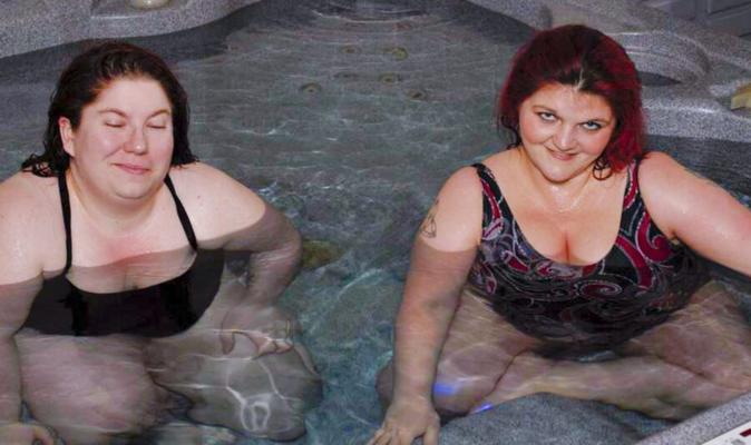 Diversión en el jacuzzi para chicas