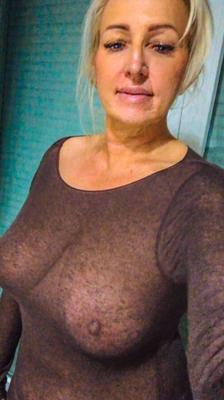 NO BRA BLOND  yo MILF LIKE SEX