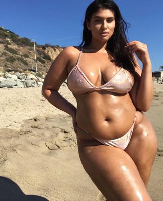 BBW Latecia Thomas bikini especial