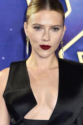 Scarlett Johansson- Sem sutiã, sexy em Vingadores: Ultimato, evento no Reino Unido