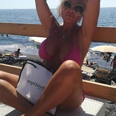 Blonde mature de plus de 50 ans aux gros seins Streetwalker Pina