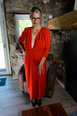 Gros seins matures, robe et culotte rouges, lunettes