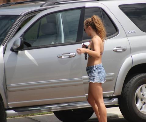 Espiando a una adolescente sexy en bikini