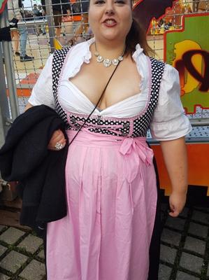 Puta gorda aficionada en dirndl