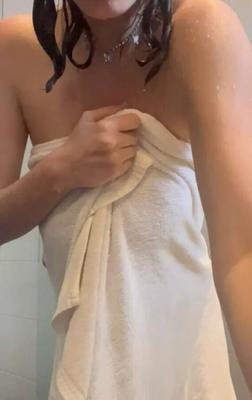 Gros seins sexy à la sortie de la douche