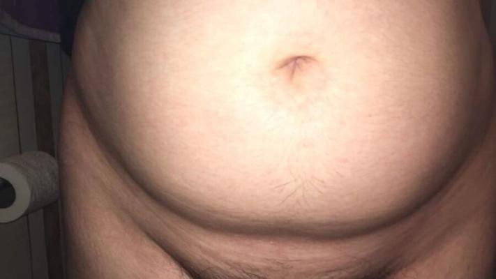 ¿Quién quiere correrse en mi barriga gordita?