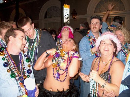 Mães piscando: peitos de carnaval