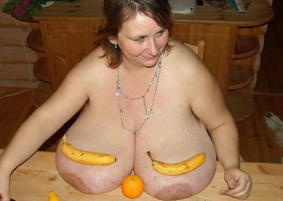 Madura de tetas gigantes con frutas