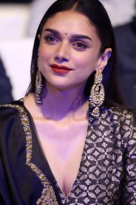 Aditi Rao Hydari: hermosa diva india de Bollywood con vestido negro