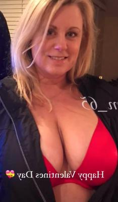 Heiße vollbusige MILF