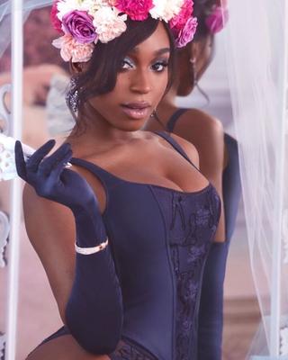 Fotos sensuais de Normani Kordei