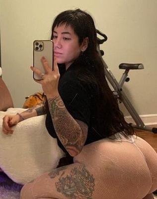 Die koreanische MILF Alt Thot von Hapa neckt gerne online