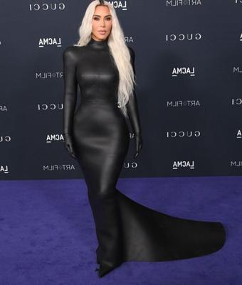 Vestido de cuero balenciaga negro de Kim Kardashian