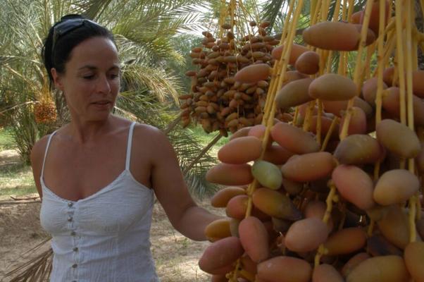 Schöne reife brünette Frau im Urlaub