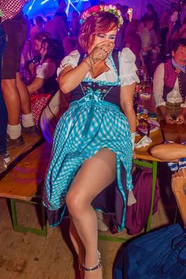 Fesche Madln im Dirndl zum Dreihundertvierundsiebzigste`n