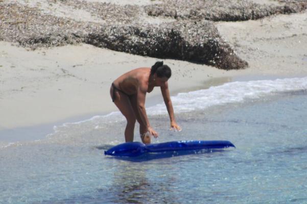 Französisches Babe oben ohne in Mikri Vigla, Naxos erwischt