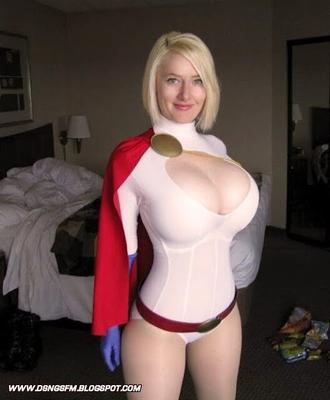 Powergirl - scories aux gros seins cosplay