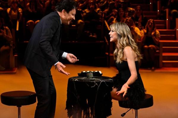 Heidi Klum decote enorme no The Tonight Show, estrelado por Jimmy Fall