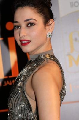 Tamannaah Bhatia – Sexy heißer indischer Promi posiert beim IIFA-Event