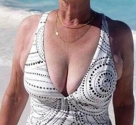 LA ABUELA ESTÁ ORGULLOSA DE SUS TETAS: ¡ELIGE UN PAR!