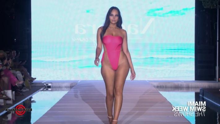 Passarela de moda praia com modelos de biquínis curvos