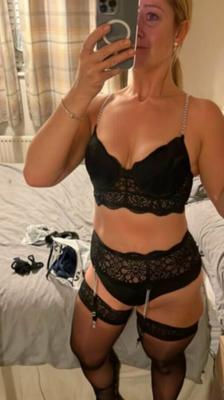 Blonde MILF entblößt – Schöne Titten und Dessous