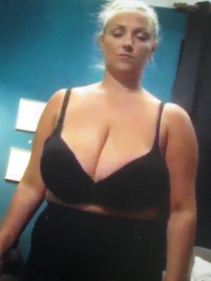 Gros seins et potelé