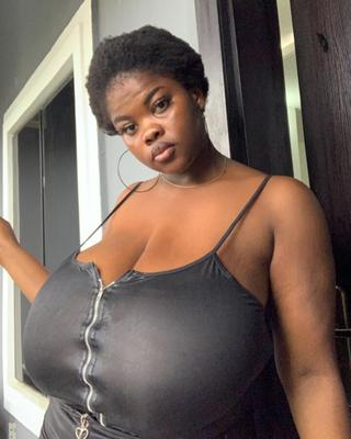 Chioma Lov : seins monstres noirs qui chauffent le ventre