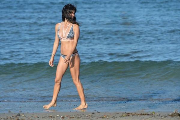 Caminhada na praia de Brooke Burke