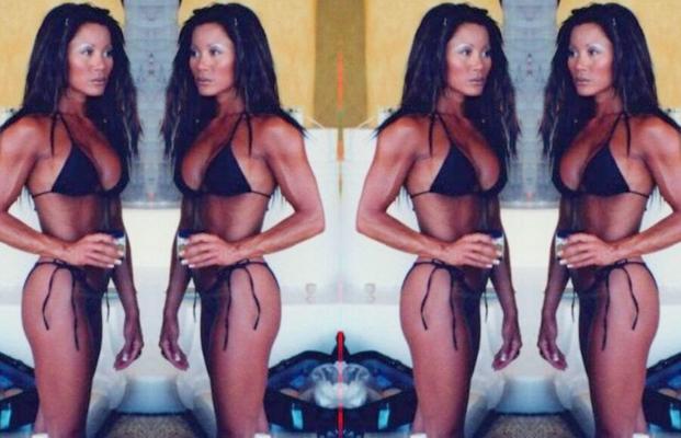 Kiana Tom Fitness MILF a besoin de lubrifiant pour ses bikinis