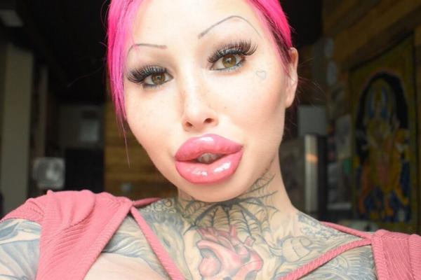 Mary Magdalene - ultimate bimbo lips